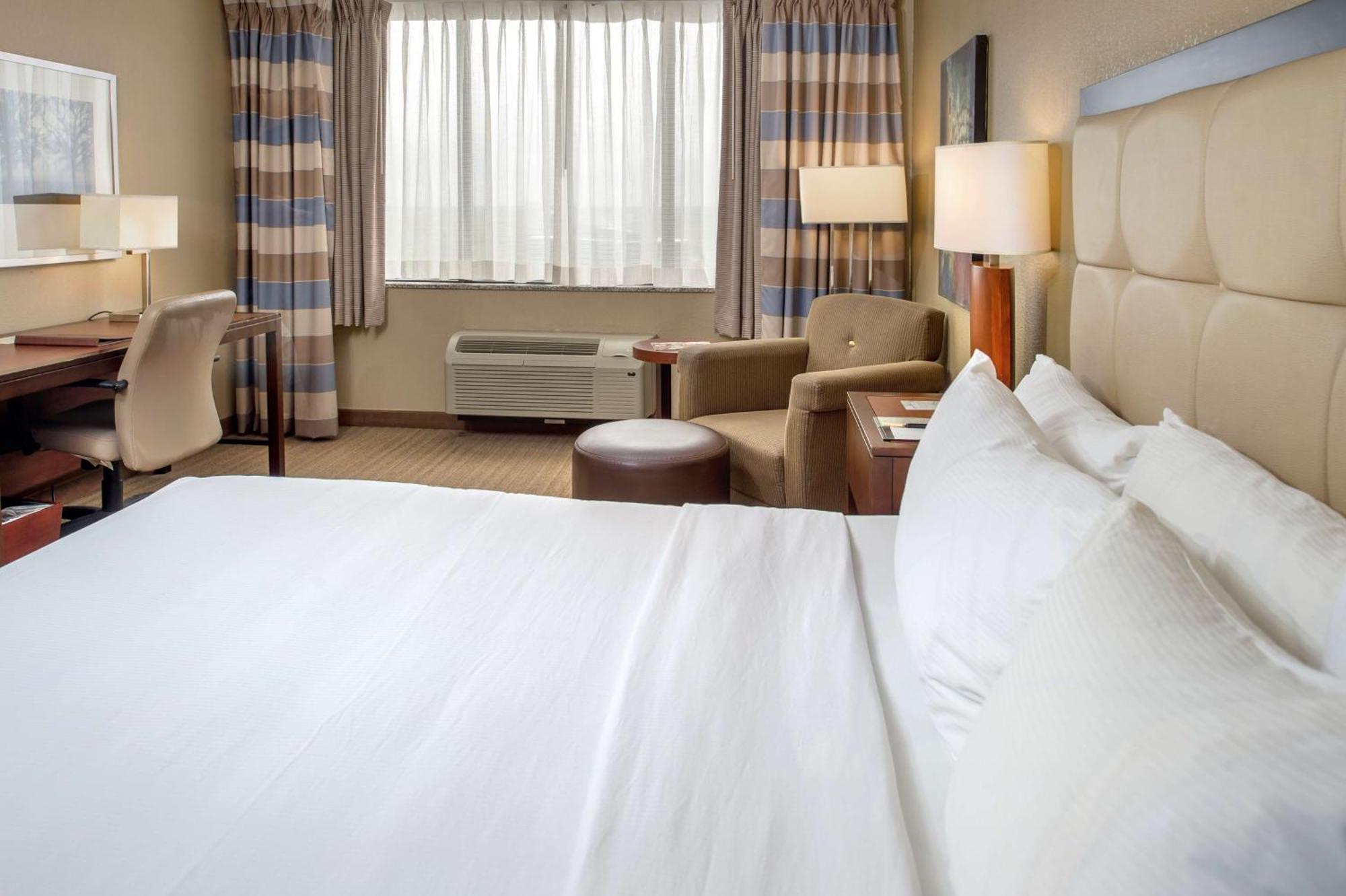 Hotel Doubletree By Hilton St. Louis At Westport à Maryland Heights Extérieur photo