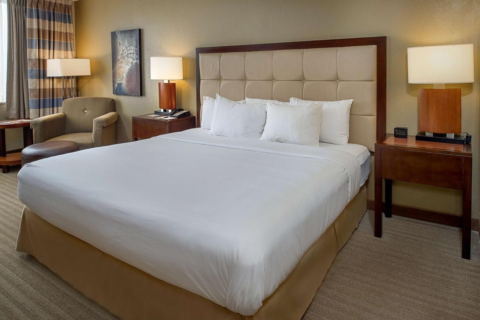 Hotel Doubletree By Hilton St. Louis At Westport à Maryland Heights Extérieur photo